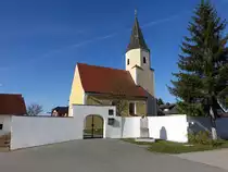 Schwarzenthonhausen, katholische Filialkirche St. Andreas, Chorturmkirche mit verschindeltem Spitzdach, 13. Jahrhundert (26.03.2017)