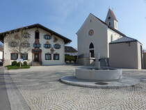 Hochsttt, St. Vitus Kirche und Pfarrhaus an der Innstrae, die Kirche ist ein sptgotischer Saalbau mit leicht eingezogenem Chor und nrdlichem Sattelturm, 2. Hlfte 15. Jahrhundert, Regotisierung nach 1850 (02.04.2017)