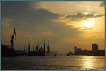 Abenddmmerung an der Norderelbe in Hamburg. (10.04.2018)