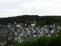 FREUDENBERG-SIEGERL�NDER FACHWERKROMANTIK
2 gro�e Br�nde (1540/1666) haben die Stadt schwer getroffen- F�rst JOHANN MORITZ VON NASSAU-SIEGEN
lie� die Stadt nach dem zweiten Brand wiederaufbauen...
Der  ALTE FLECKEN ,die ganz in Fachwerkbauweise errichtete Innenstadt,vermittelt den Eindruck von einer
Kleinstadt im 17. Jahrhundert,�berragt von der 1602-06 als Schutz- und Wehrkirche erbauten
evangelischen Kirche....am 9.5.2018