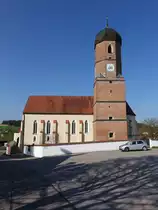 Martinskirchen, Pfarrkirche St. Martin, einschiffiger sp�tgotischer Bau mit kaum eingezogenem Chor und m�chtigem Blankziegel-Turm auf der S�dseite, zweite H�lfte 15. Jahrhundert (09.04.2017)