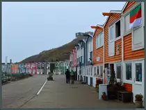 Die im Zuge des Wiederaufbaus entstandenen bunten Hummerbuden sind ein Wahrzeichen der Insel Helgoland. Ehemals als Schuppen f�r Fischer angelegt, beherbergen sie heute Gesch�fte. (Helgoland, 14.04.2018)