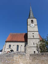 Seibersdorf, Kirche St. Jakobus, einschiffiger sptgotischer Tuffsteinquaderbau mit Turm sdlich des Chors, erbaut von 1470 bis 1480, Turm 1646 erneuert (09.04.2017)