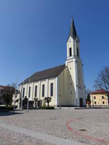 Simbach am Inn, Katholische Pfarrkirche St. Mari Empfngnis, neugotischer basilikaler Backsteinbau, von 1859 bis 1863 erbaut von Architekt Leonhard Schmidtner. Erweiterung und vereinfachender Umbau zur Saalkirche 1956 (09.04.2017)