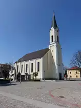 Simbach am Inn, Katholische Pfarrkirche St. Mari� Empf�ngnis, neugotischer basilikaler Backsteinbau, von 1859 bis 1863 erbaut von Architekt Leonhard Schmidtner. Erweiterung und vereinfachender Umbau zur Saalkirche 1956 (09.04.2017)