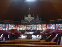 Buchbach, moderner Innenraum der Pfarrkirche St. Laurentius (14.04.2017)