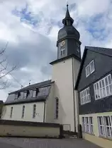 Ebersdorf, Evangelisch-Lutherische Pfarrkirche Maria Magdalena, Chorturmkirche, im Kern sp�tmittelalterlich, Langhaus mit Mansardhalbwalmdach erbaut von 1739 bis 1740 (14.04.2017)