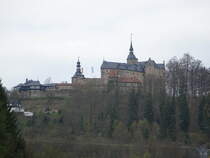 Die Burg Lauenstein ist eine mittelalterliche Hhenburg auf 550 m . NN ber der oberfrnkischen Ortschaft Lauenstein (14.04.2017)