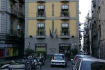 In den Gassen von Napoli: Die wilde und chaotischen Bebauung berhindern auch das herankommen mit schwerem Gert fr dringende Sanierungsarbeiten.