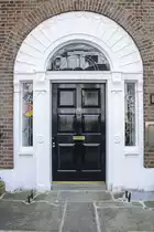 �Dublin Door� an der Merrion Square Street in Dublin. Eine Haust�r im georgianischen Stil aus dem 19. Jahrhundert. Aufnahme: 10. Mai 2018.