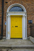 Bunte Haustr am Merrion Square North in Dublin. Aufnahme: 11. Mai 2018.