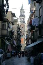 In den Gassen von Napoli: Am Ende berragt ein wenig Kultur das Chaos.