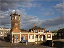 King's Lynn. Der Lotsenturm wurde 1864 erbaut und 1897 mit dem danebenliegenden Gebude verbunden. Es wird vom Conservancy Board (Hafenverwaltung) genutzt. 01.05.2018