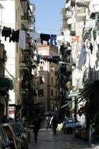 In den Gassen von Napoli: Man muss gut auf sich aufpassen. Auch die Digicam sollte man gut beschtzen, damit sie nich morgen schon auf dem Stand eines Schwarzmarkthndlers liegt!