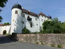 Schloss Unteraufsess, Dreigeschossiger gewinkelter Halbwalmdachbau, drei runde Eckt�rme mit Zwiebelhaube, 1677 nach Zerst�rung Wiederherstellung (19.05.2018)