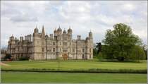 Geschichte zum Anschauen: die groe Eiche beim Burghley House wurde von Queen Elizabeth I. gepflanzt, sie regierte von 1558 bis 1603. Die kleine Eiche rechts daneben wurde rund 400 Jahre spter von Queen Elizabeth II. gepflanzt, die seit 1952 auf dem Thron sitzt. 02.05.2018