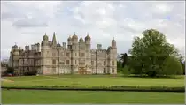 Geschichte zum Anschauen: die gro�e Eiche beim Burghley House wurde von Queen Elizabeth I. gepflanzt, sie regierte von 1558 bis 1603. Die kleine Eiche rechts daneben wurde rund 400 Jahre sp�ter von Queen Elizabeth II. gepflanzt, die seit 1952 auf dem Thron sitzt. 02.05.2018