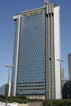 Moderne Glasfasaden pr�gen die Skyline von Napoli. Beachtenswert die aussen am Geb�ude verlaufenen Aufz�ge. Der mittlere Aufzug ist grad in Bewegung.