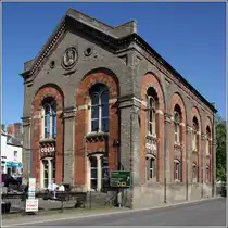 Swaffham. Ehemaliges Lagergeb�ude am Market Place. Am Giebel ist die Jahreszahl 1858 abzulesen. 05.05.2018