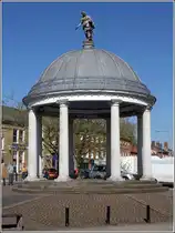 Swaffham. Das Buttercross wurde 1783 errichtet und steht am Market Place. Es ist ein Zeichen des Marktrechtes. Oben auf der Kuppel steht eine Statue der G�ttin Ceres. 05.05.2018