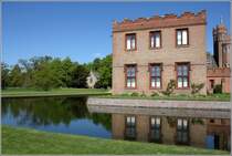 Oxborough. Typisch englisches Wetter herrschte bei meinem Besuch von Oxburgh Hall. Hier die Sdecke mit der Kapelle im Hintergrund. 05.05.2018