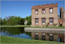 Oxborough. Typisch englisches Wetter herrschte bei meinem Besuch von Oxburgh Hall. Hier die S�decke mit der Kapelle im Hintergrund. 05.05.2018
