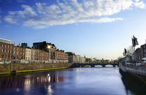 Blick auf den Fluss Liffey in Dublin. Besondere Bekanntheit erlangte der Fluss durch den irischen Folksong The Ferryman aus der Feder des Dubliner Musikers Pete St. John. In dem Lied erzhlt ein jetzt arbeitsloser Fhrmann von seinem Umgang mit den wirtschaftlichen Vernderungen in Irland.
Aufnahme: 12. Mai 2018.