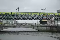 Die Eisenbahnbr�cke �ber den Fluss Liffey in Dublin bzw. die Butt Bridge von Talbot Memorial Bridge aus gesehen. Aufnahme: 11. Mai 2018.
