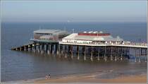 Cromer. Im hinteren Teil des Cromer Pier befindet sich das Pavilion Theatre und die neue RNLI Lifeboat Station mit der Rampe fr das Rettungsboot. 05.05.2018