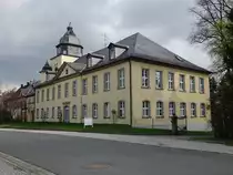 Schloss Zedtwitz, Zweigeschossiger Walmdachbau mit �bergiebeltem Mittelrisalit, erbaut 1720 (14.04.2017)