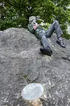 Oscar Wilde Memorial im Dubliner Merrion Square Park. Oscar Wilde war ein irischer Schriftsteller, der sich nach Schulzeit und Studium in Dublin und Oxford in London niederlie�. Als Lyriker, Romanautor, Dramatiker und Kritiker wurde er zu einem der bekanntesten und – im Viktorianischen Gro�britannien – auch umstrittensten Schriftsteller seiner Zeit. Wegen homosexueller �Unzucht� wurde er zu zwei Jahren Zuchthaus mit harter Zwangsarbeit verurteilt; sie ruinierten seine Gesundheit. 
Aufnahme: 10. Mai 2018.