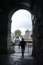 Dublin: Im Merchant's Arch. Im Hintergrund ist die �Ha'Penny Bridge� zu sehen. Aufnahme: 11. Mai 2018.