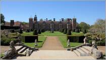 Blickling. Blick vom formalen Garten auf Blickling Hall. Daneben gibt es noch einen Landschaftspark mit See. 05.05.2018