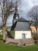 Lauenhain, Ev. St. Franziskus Kirche, Saalbau mit Mansardwalmdach, Chorturm mit welscher Haube, erbaut von 1737 bis 1739 (14.04.2017) 