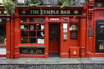 Die ber�hmte Temple Bar in Dublin. Temple Bar ist auch der Dublins Kulturviertel (vor allem f�r Touristen) mit einem munteren Nachtleben.
Aufnahme: 11. Mai 2018.