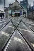 Die Stra�enbahn in Amiens Street vor Connolly Station in Dublin. Aufnahme: 9. Mai 2018.
