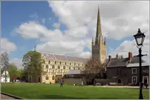 Norwich. Mit dem Bau der Kathedrale wurde 1096 begonnen. Sie ist 140 m lang, der Turm weist eine H�he von 96 m auf. 04.05.2018