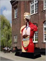 Norwich. Skulptur vor dem Technical Institute in der Saint Georges Street. 04.05.2018