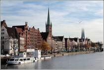 H�userfront an der Untertrave in L�beck, �berragt vom Turm der St. Petri Kirche (Mitte) und den T�rmen des Doms. Aufnahmedatum: 16.11.2006