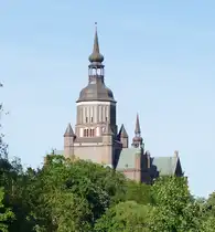 Blick auf die St. Marienkirche Stralsunds vom Hauptbahnhof aus.
Aufgenommen im Mai 2018.