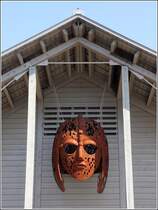 Bromeswell. In Sutton Hoo wurde 1939 ein offenbar unversehrtes angelschsisches Bootsgrab entdeckt. In dem 27 m langen und 4,50 m breiten Langschiff wurde vermutlich Knig Rdwald beigesetzt, der zwischen 616 und 627 verstorben ist. ber dem Eingang zur modernen Ausstellungshalle mit Nachbildungen der Funde ist diese groe Maske aufgehngt worden. 06.05.2018