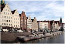 Huserfront an der Obertrave in Lbeck, am rechten Bildrand berragt von den Trmen des Doms. Aufnahmedatum: 16.11.2006