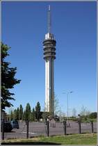 Lelystad. Der KPN-Sendemast. Im Vordergrund sind Elektrotankstellen auf dem Parkplatz des Outlet-Centers Batavia-Stad zu sehen. 07.05.2018