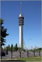 Lelystad. Der KPN-Sendemast. Im Vordergrund sind Elektrotankstellen auf dem Parkplatz des Outlet-Centers Batavia-Stad zu sehen. 07.05.2018
