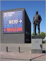 Lelystad. Das Denkmal zu Ehren von Cornelis Lely (1854-1929), dem Initiator der Zuiderzeewerke. Nach ihm wurde die erst 1967 gegr�ndete Stadt benannt. Es steht beim Batavialand Museum. 07.05.2018