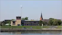 Cuxhaven. Am Seedeich befindet sich die Staatl. Seefahrtschule. Im Hintergrund ist der Turm der Herz-Jesu-Kirche zu sehen. 14.05.2018