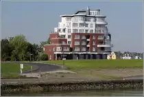 Cuxhaven. Am Seedeich steht dieses  Seeterrassen  genannte Geb�ude mit Gastronomie und Wohnungen. 14.05.2018