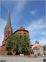 Buxtehude. Die St. Petri Kirche stammt aus dem ausgehenden 13. Jahrhundert. Der Turm ist neueren Datums, da der ursprngliche Turm 1853 durch Blitzschlag zerstrt wurde. 22.05.2018