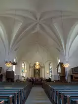 Sunne, neogotischer Innenraum der Ev. Kirche, Kanzel von 1934, Altar von Simon S�rman (31.05.2018)