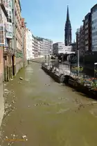 Hamburg am 15.5.2018: Nikolaifleet bei Ebbe, links die historischen H�user der Deichstr. /